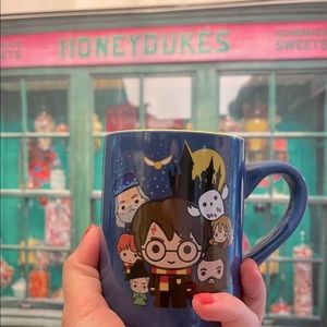 Harry Potter mug yellow on the inside, vibrant blue on the outside